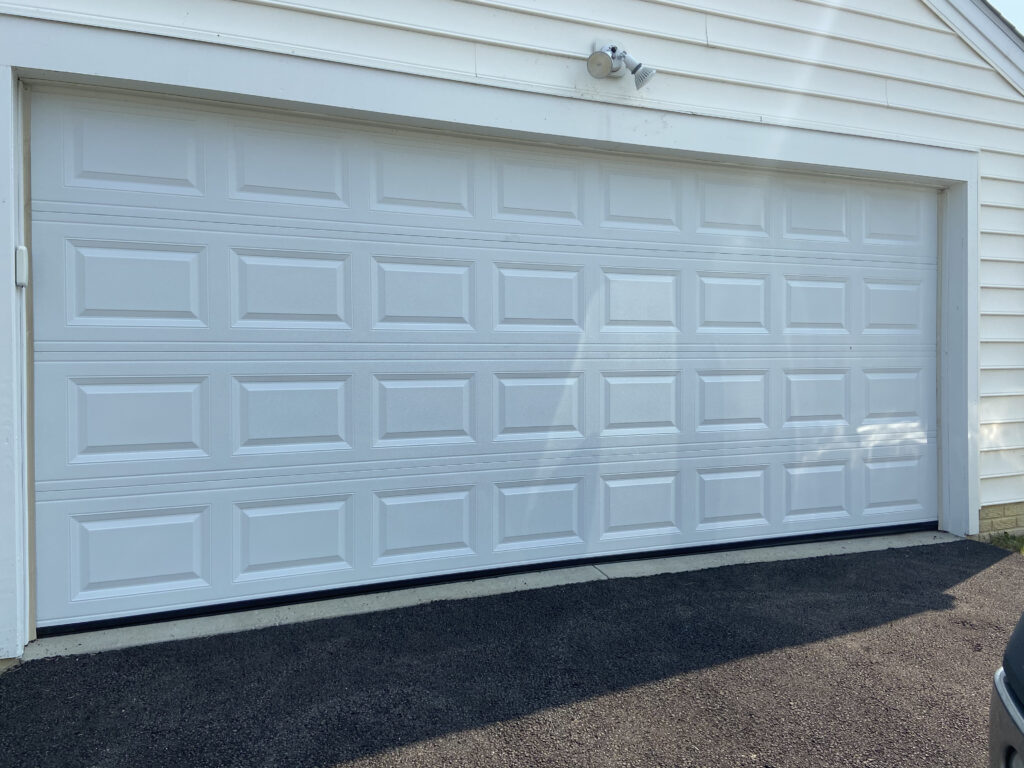 White traditional garage door 
